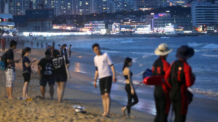 메인이미지  5 : 11일 부산 해운대해수욕장이 오후 9시까지 야간 수영을 허용했으나 높은 파도와 낮은 수온 때문에 한산한 모습을 보이고 있다. 119수상구조대도 바다와 해변에 배치됐다. 해운대구는 2주간 시험운영을 하고나서 확대여부를 검토하기로 했다.