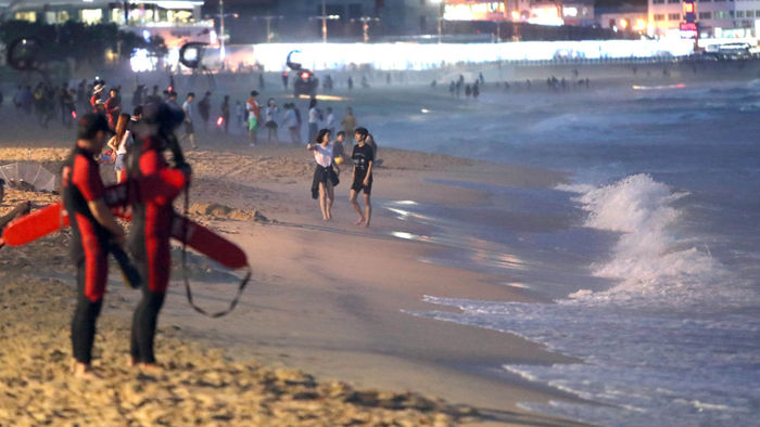 메인이미지  1 : 11일 부산 해운대해수욕장이 오후 9시까지 야간 수영을 허용했으나 높은 파도와 낮은 수온 때문에 한산한 모습을 보이고 있다. 119수상구조대도 바다와 해변에 배치됐다. 해운대구는 2주간 시험운영을 하고나서 확대여부를 검토하기로 했다.