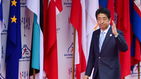 섬네일이미지  2:아베 신조(安倍晋三) 일본 총리가 15일 오전 몽골 울란바토르에서 열린 제11차 아시아&middot;유럽 정상회의(ASEM)에 참석, 행사장으로 이동하고 있다. 