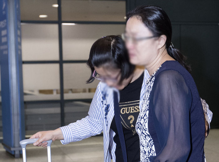 메인이미지  1 : 터키 군부의 쿠테타 시도로 이스탄불 아타튀르크 국제공항에서 발이 묶였던 한 시민(왼쪽)이 인천공항 입국장을 통해 귀국 후 마중나온 지인과 함께 공항을 떠나고 있다.