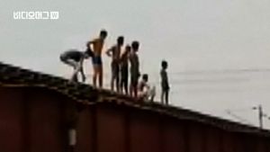 [비디오머그] 위험천만한 '스턴트 놀이'&hellip;놀이터가 되어버린 철로 '아찔'