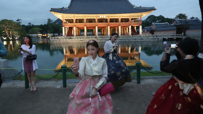 메인이미지  6 : 17일 오후 야간특별관람이 시작된 서울 경복궁 경회루에서 한복을 입은 시민들이 기념 사진을 찍고 있다. 