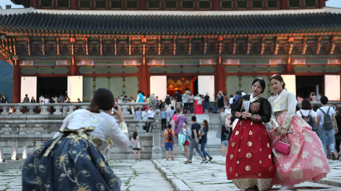 메인이미지  5 : 17일 오후 야간특별관람이 시작된 서울 경복궁에서 한복을 입은 시민들이 기념 사진을 찍고 있다.