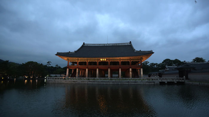 메인이미지  3 : 17일 오후 야간특별관람이 시작된 서울 경복궁 경회루 위로 짙은 구름이 드리워져 있다.