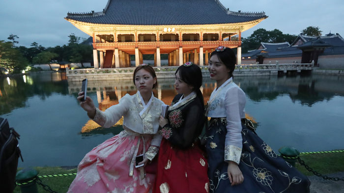 메인이미지  2 : 17일 오후 야간특별관람이 시작된 서울 경복궁 경회루에서 한복을 입은 시민들이 기념 사진을 찍고 있다. 