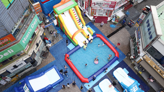 메인이미지  5 : 17일 서울 중랑구 동부시장 내에 마련된 에어바운스 워터파크 물놀이장에서 아이들이 물놀이를 하며 즐거운 시간을 보내고 있다.