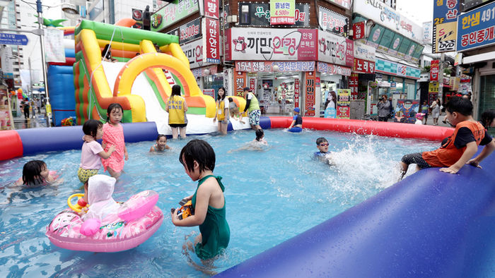 메인이미지  3 : 17일 서울 중랑구 동부시장 내에 마련된 에어바운스 워터파크 물놀이장에서 아이들이 물놀이를 하며 즐거운 시간을 보내고 있다.