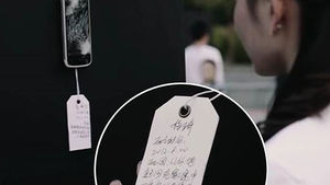 검은 기둥들에 걸린 피 묻은 전화&hellip;슬픈 사연