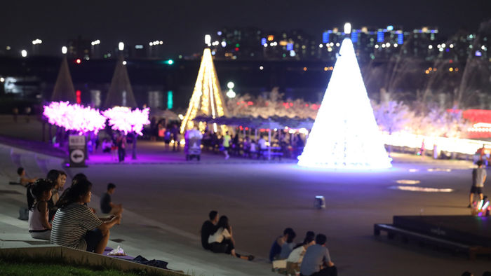메인이미지  1 : "염소 뿔도 녹는다"는 속담이 있을 정도로 덥다는 대서(大暑&middot;큰 더위)에 폭염과 열대야가 계속된 22일 밤 여의도한강공원에서 시민들이 더위를 식히고 있다. 