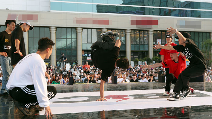 메인이미지  1 : 22일 오후 경기도 부천시 심곡본동 부천마루광장에서 열린 '제1회 2016 세계 비보이 대회(BBIC)' 예선전에서 참가자들이 열띤 춤 경연을 펼치고 있다.