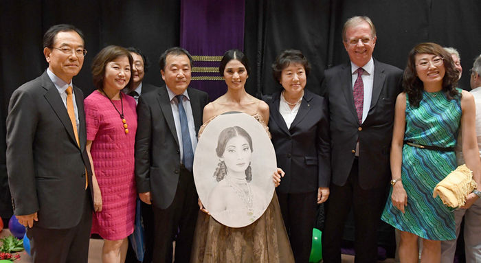 메인이미지  4 : 독일 슈투트가르트 발레단의 '오네긴' 공연으로 현역에서 은퇴한 강수진(가운데)이 연기를 펼친 뒤 관계자들과 기념촬영하고 있다.
