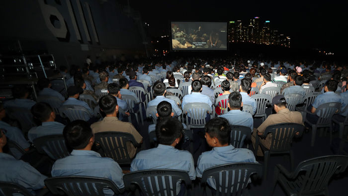 메인이미지  4 :  26일 해군 부산기지 내 독도함(1만4천500t) 비행갑판에서 영화 '인천상륙작전' 시사회가 열리고 있다. 