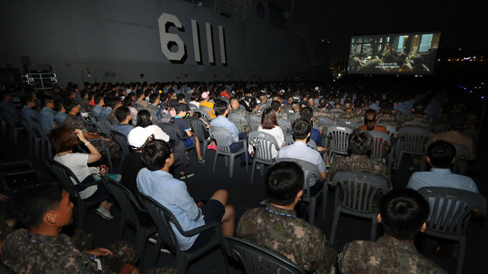 메인이미지  3 :  26일 해군 부산기지 내 독도함(1만4천500t) 비행갑판에서 영화 '인천상륙작전' 시사회가 열리고 있다. 
