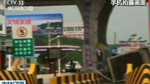 [비디오머그] 中 토네이도에 뜯겨나간 요금소&hellip;처참한 풍경