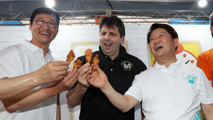 [슬라이드 포토] 대구치맥페스티벌 개막&hellip;축제 즐기는 리퍼트