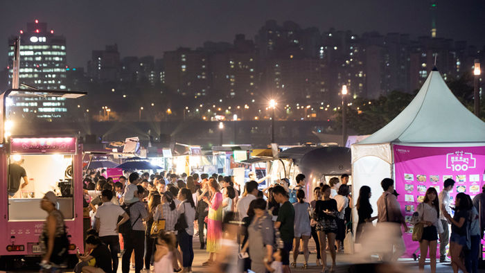 메인이미지  1 : 28일 오후 서울 여의도 한강공원 이벤트광장에서 시민들이 푸드트럭을 이용하고 있다. 이 행사는 오후 5∼11시까지 푸드트럭 100대가 자리를 잡고 디스코, 힙합, 포크송 등 매주 다른 콘셉트의 음악 공연이 펼쳐지는 가운데 100가지 다른 맛을 골라 즐길 수 있도록 준비한다.