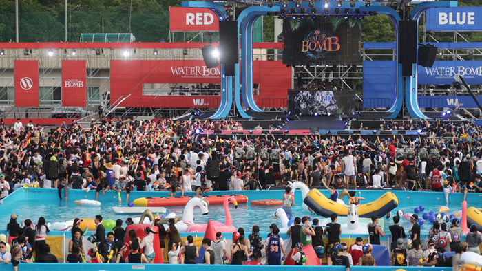 메인이미지  1 : 30일 서울 송파구 잠실종합운동장에서 열린 댄스뮤직 페스티벌 '워터밤 2016'에서 참가자들이 축제를 즐기고 있다.