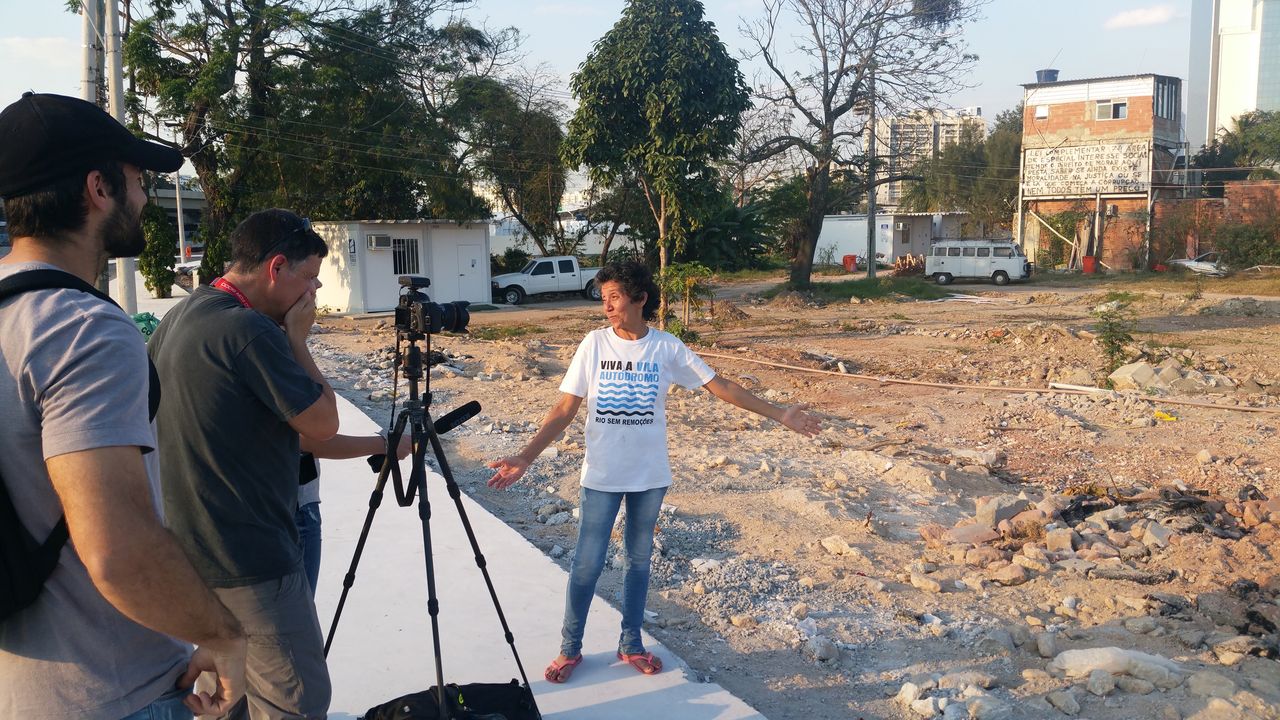 오토드로모를 찾아갔을 때 한 영국 언론이 취재를 하고 있었습니다. 브라질 정부는 리우 올림픽이 확정된 직후 빈민가 119곳에 대한 철거 계획을 발표했는데, 오토드로모는 올림픽 공원 가장 가까이 있어 부당한 철거의 상징이 됐습니다. 오토드로모를 포함해 지금까지 2만 명에 가까운 빈민가 주민이 철거로 인해 이주한 것으로 알려졌습니다.