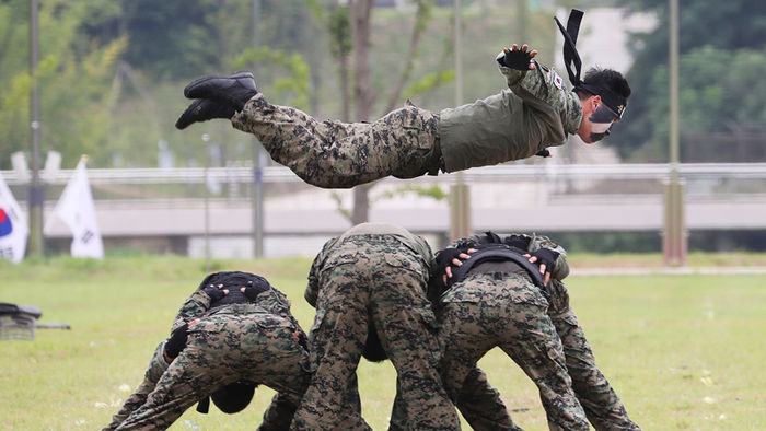 메인이미지  8 : 2일 오전 경기도 이천시 육군 특수전사령부에서 열린 부대 이전 기념행사에서 대원들이 특공 무술을 선보이고 있다. 