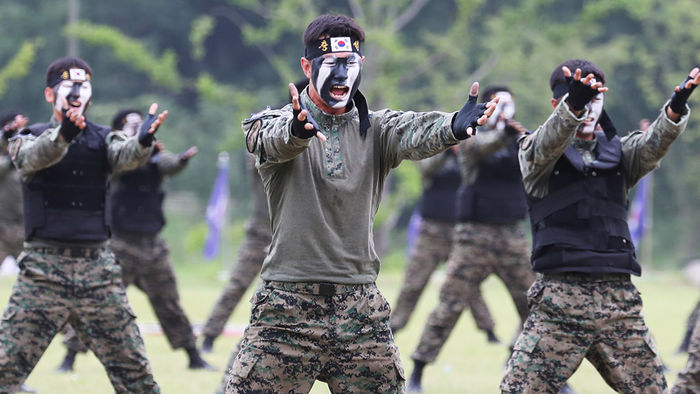 메인이미지  7 : 2일 오전 경기도 이천시 육군 특수전사령부에서 열린 부대 이전 기념행사에서 대원들이 특공 무술을 선보이고 있다. 