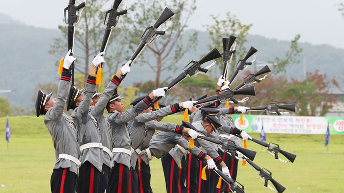 메인이미지  1 : 2일 오전 경기도 이천시 육군 특수전사령부에서 열린 부대 이전 기념행사에서 의장대가 공연을 하고 있다. 