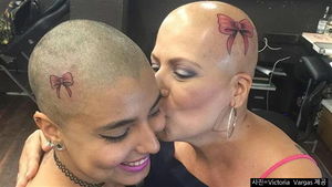[뉴스pick] '분홍색 리본' 문신을 함께 새긴 모녀의 특별한 사연
