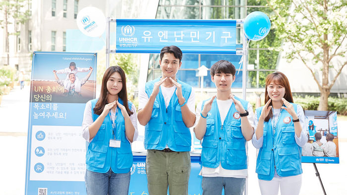 메인이미지  1 : 유엔난민기구(UNHCR) 친선대사인 배우 정우성이 3일 서울 중구 무교로 유엔난민기구 한국대표부 사무소 앞에 설치된 모금 현장을 방문해 활동가들을 격려하고 유엔난민기구의 '난민과 함께' 캠페인을 홍보했다.
