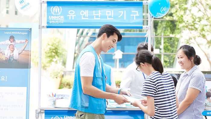 메인이미지  4 : 유엔난민기구(UNHCR) 친선대사인 배우 정우성이 3일 서울 중구 무교로 유엔난민기구 한국대표부 사무소 앞에 설치된 모금 현장을 방문해 활동가들을 격려하고 유엔난민기구의 '난민과 함께' 캠페인을 홍보했다. 