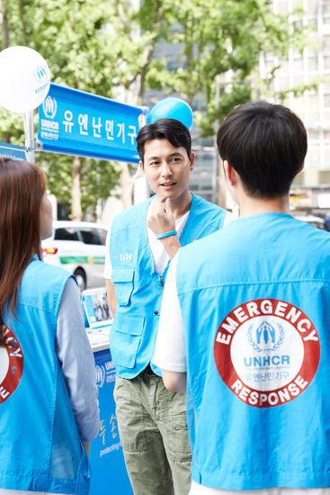 메인이미지  5 : 유엔난민기구(UNHCR) 친선대사인 배우 정우성이 3일 서울 중구 무교로 유엔난민기구 한국대표부 사무소 앞에 설치된 모금 현장을 방문해 활동가들을 격려하고 유엔난민기구의 '난민과 함께' 캠페인을 홍보했다.