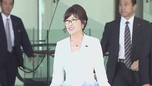 이나다 日방위상 '우익본색'&hellip;첫 출근길에 "침략은 평가의 문제"
