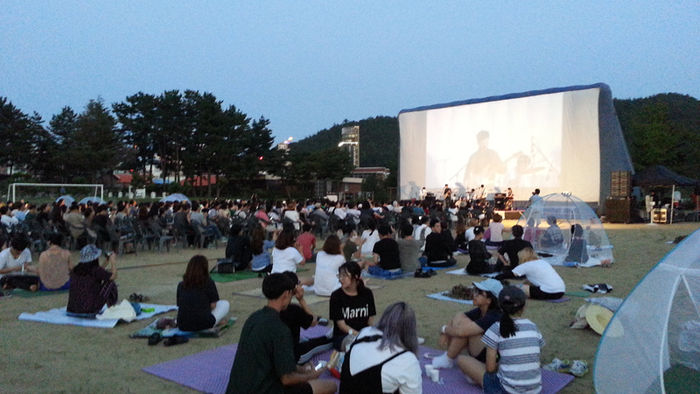 메인이미지  1 : 국내 최초 야외 독립영화제이자 강원도의 대표 여름영화축제인 '제18회 정동진 독립영화제'가 5일 저녁 강릉시 강동면 정동초등학교 운동장에서 열리고 있다. 