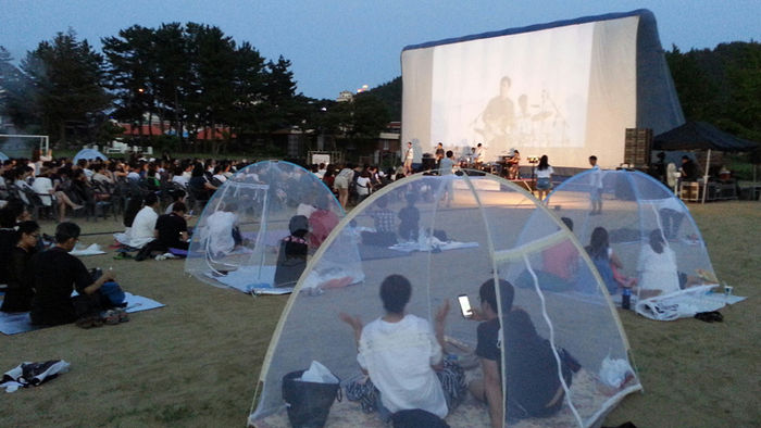 메인이미지  3 : 국내 최초 야외 독립영화제이자 강원도의 대표 여름영화축제인 '제18회 정동진 독립영화제'가 5일 저녁 강릉시 강동면 정동초등학교 운동장에서 열리고 있다. 