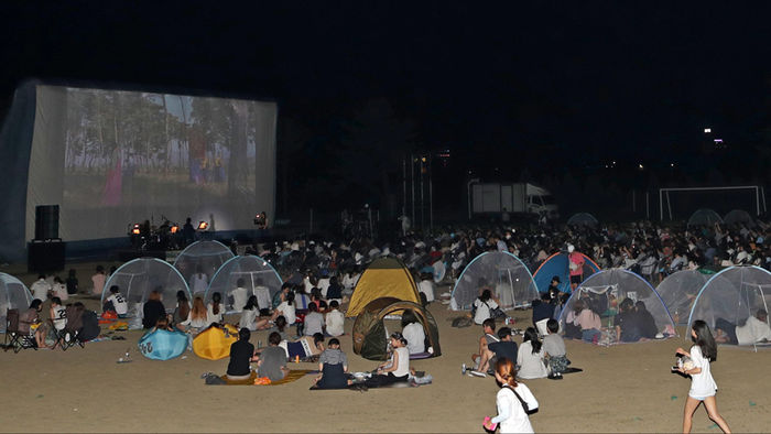 메인이미지  4 : 한국영상자료원 주최 국내 최초 야외 독립영화제인 '제18회 정동진 독립영화제'가 5일 저녁 강릉시 강동면 정동초등학교 운동장에서 개막해 1961년 신상옥 감독의 '성춘향'을 새롭게 조명한 '필름 판소리, 춘향'이 개막작으로 특별상영되고 있다.