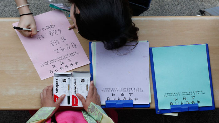 메인이미지  1 : 대학수학능력시험을 100일 앞둔 9일 오후 서울 보신각에서 열린 '제 5회 대학 합격기원 타종행사'에서 수험생을 둔 학부모들이 소원지를 작성하고 있다. 올해 대학수학능력시험은 11월 17일에 시행된다.