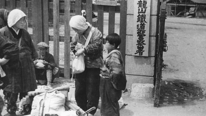 메인이미지  3 : 사진은 용산역에서 철수하는 일본인. 