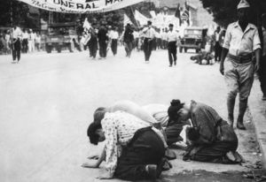 [슬라이드 포토] 길바닥에 엎드려 사죄하는 일본인들&hellip;격동의 시기