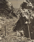 섬네일이미지  2:1947년 8월 조선산악회 산하 '울릉도 학술조사대'가 독도에 설치한 표목 사진 원본. 오른쪽 표목에는 독도가 한국령임을 표시하는 문구가 적혔다. 학술조사대에 참여한 사진가 최계복 선생 일행이 찍은 것으로 추정된다.