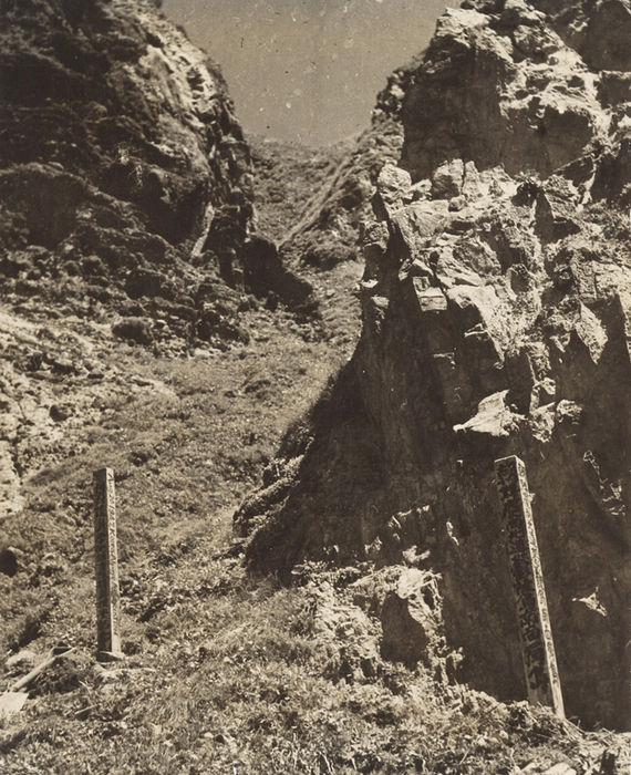 메인이미지  2 : 1947년 8월 조선산악회 산하 '울릉도 학술조사대'가 독도에 설치한 표목 사진 원본. 오른쪽 표목에는 독도가 한국령임을 표시하는 문구가 적혔다. 학술조사대에 참여한 사진가 최계복 선생 일행이 찍은 것으로 추정된다.