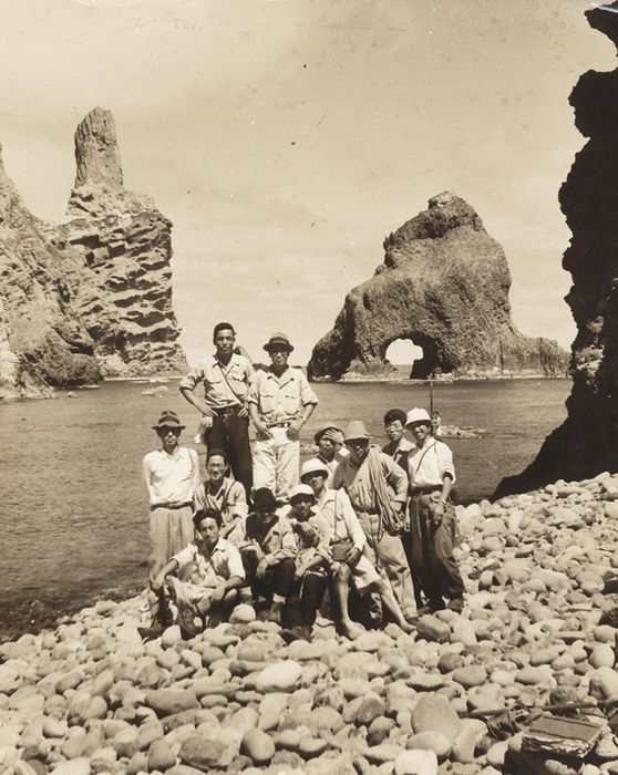 메인이미지  1 : 1947년 8월 조선산악회 산하 '울릉도 학술조사대' 대원 12명이 독도에서 조사하고 찍은 기념사진. 각계 전문가 63명으로 꾸려진 학술조사대는 독도 동도에 표목을 설치해 독도가 한국 영토임을 명확히 표시했다. 