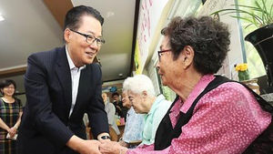 나눔의 집 찾은 박지원 "화해·치유도 안되는 재단 해체해야"