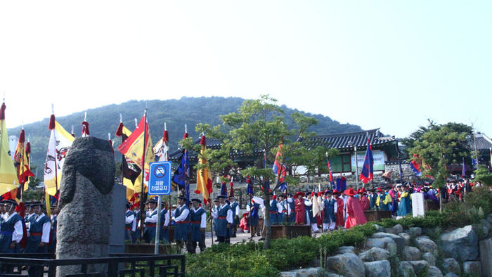 메인이미지  4 : 11일 한낮 기온이 영상 35도를 넘은 폭염에도 불구하고 경남 통영시에서 개막된 제55회 통영한산대첩축제에서 이순신 장군 행렬이 세병관에서 문화마당 사이에서 재현됐다.
