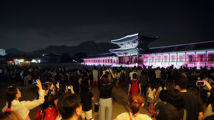 메인이미지  2 : 광복절을 앞둔 13일 오후 경복궁 흥례문을 스크린 삼아 광복의 의미를 되새기는 영상을 상영하는 미디어파사드가 열리고 있다.