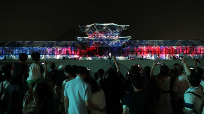 메인이미지  3 : 광복절을 앞둔 13일 오후 경복궁 흥례문을 스크린 삼아 광복의 의미를 되새기는 영상을 상영하는 미디어파사드가 열리고 있다.