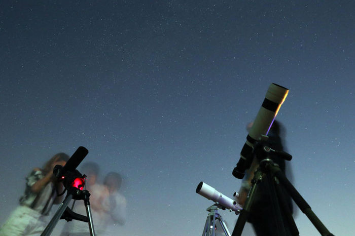 메인이미지  2 : 12일 저녁 인천 강화도 강성중학교에서 '페르세우스 유성우(流星雨)'를 관측하러 나온 시민들이 밤하늘을 바라보고 있다.