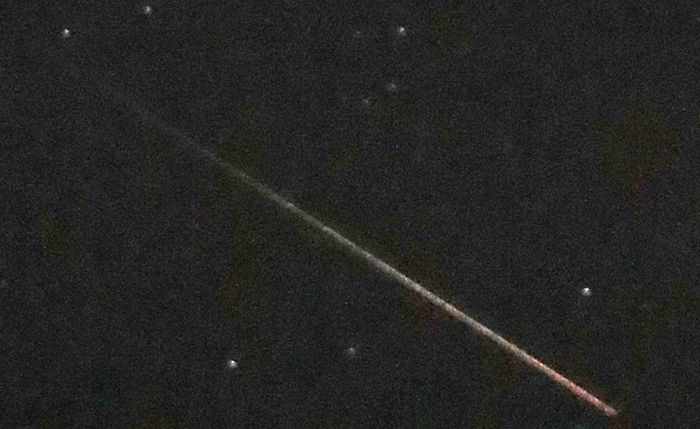 메인이미지  4 : '페르세우스 유성우(流星雨)'가 13일 새벽 인천 강화도 밤하늘을 가르고 있다.