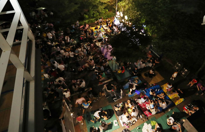 메인이미지  5 : 페르세우스 유성우 극대기 현상이 나타난 12일 밤 대전 유성구 대전시민천문대에 시민이 몰려 있다.