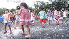 섬네일이미지  2:13일 오후 경기도 과천시 서울대공원에서 열린 2016 야간 동물원 축제 '썸머 크리스마스'를 찾은 아이들이 하늘에서 내리는 인공 눈을 맞으며 더위를 날리고 있다. '동물원에서 미리 즐기는 쿨한 크리스마스'를 테마로 기획된 이번 행사는 썰매끌기 대회, 캐럴 콘서트 등 다양한 프로그램이 진행된다.