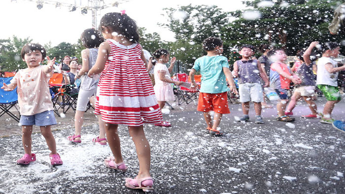 메인이미지  2 : 13일 오후 경기도 과천시 서울대공원에서 열린 2016 야간 동물원 축제 '썸머 크리스마스'를 찾은 아이들이 하늘에서 내리는 인공 눈을 맞으며 더위를 날리고 있다. '동물원에서 미리 즐기는 쿨한 크리스마스'를 테마로 기획된 이번 행사는 썰매끌기 대회, 캐럴 콘서트 등 다양한 프로그램이 진행된다.