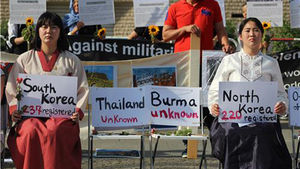 독일서 "한일 위안부 합의 무효" 주장하는 소녀상 퍼포먼스