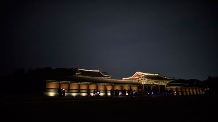 메인이미지  2 : 15일 오후 서울 창덕궁에서 열린 ‘창덕궁 달빛기행’에서 외국인 참석자들이 경내를 둘러보고 있다. 이 행사는 이날부터 10월 16일까지 보름달이 뜨는 시기에 내국인, 외국인으로 나누어 하루 한차례 진행된다.